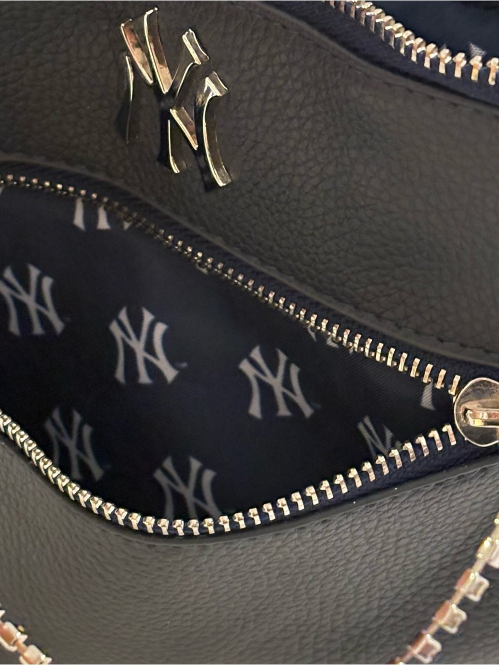 Yankees Crossbody Bag w/ An Added Bag Charm - Picture 6 of 7